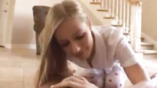 Blondyna lubi się przebierać i dobrze się zabawić
