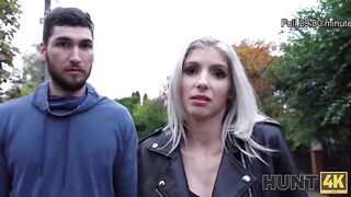 Drobna blondyneczka zdejmuje staniczek 