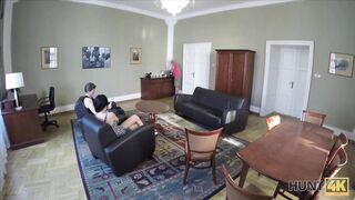 Młoda Cipka Rozciągnięta na Kanapie, Cuckold Filmuje