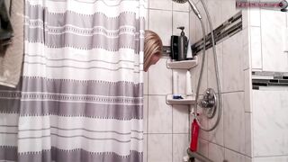 Amatorska Para Rucha Się Pod Prysznicem na Kamerce: Wytrysk w Łazience