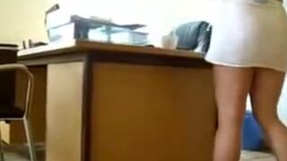Sprzątaczka wlazła pod biurko i ojebała kutasa 