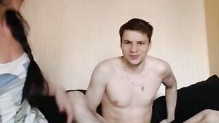 Młoda brunetka lubi anala