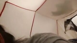Robi loda i patrzy w jego oczka 