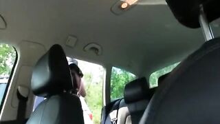 Seks w aucie z łatwą brunetką 