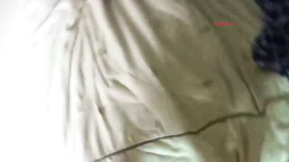 Orientalna dziewczyna delektuje się penisem 