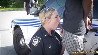 Policjantka ciągnie fiuta pod gołym niebem 