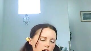 Seksik z tłustą brunetką na sofie 