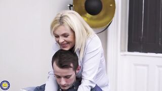 Wycałował silikonowe piersi blond mamuśki 