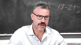 Profesor zaliczył szczupłą uczennicę 