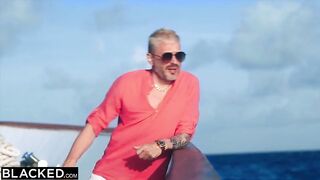 Ślicznotka w bikini chce się pieprzyć z murzynem 