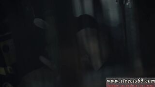 Rżnie małą brunetką w środku nocy 